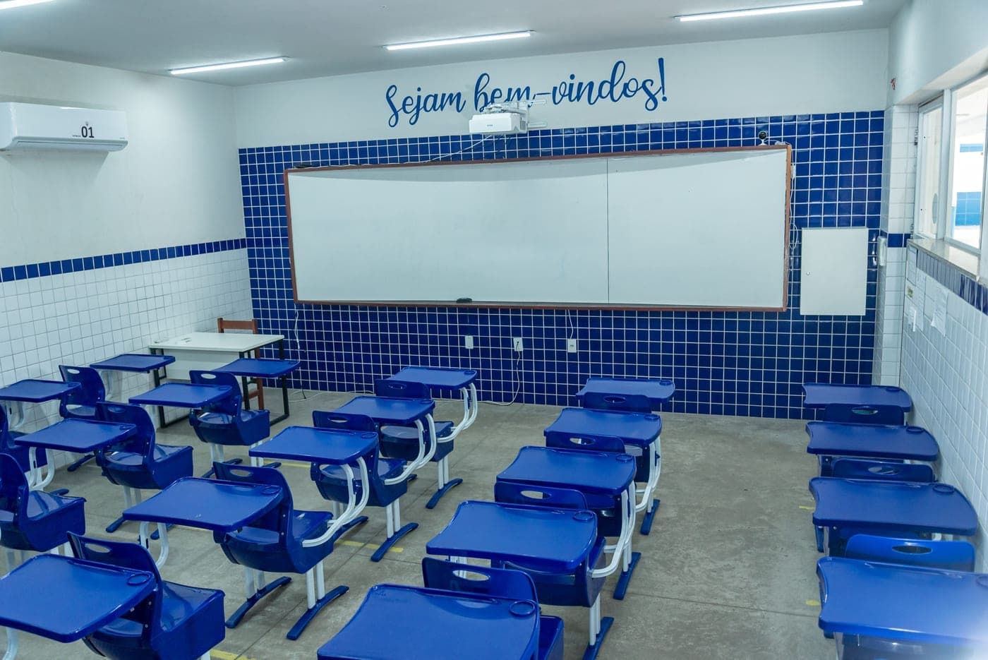 Sala de aula do colégio com estrutura moderna