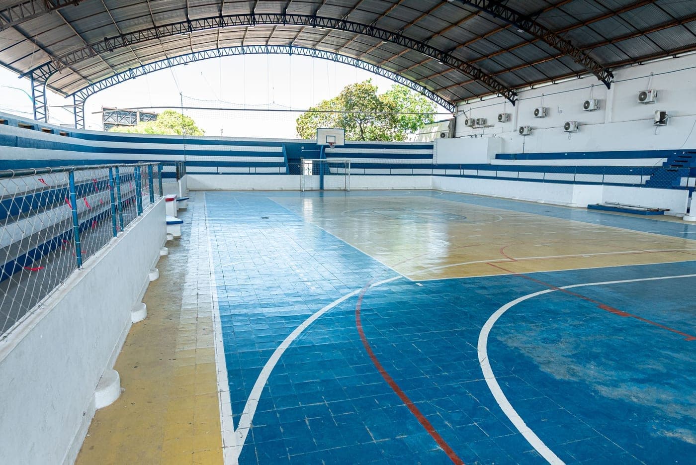 Quadra e espaços esportivos do colégio