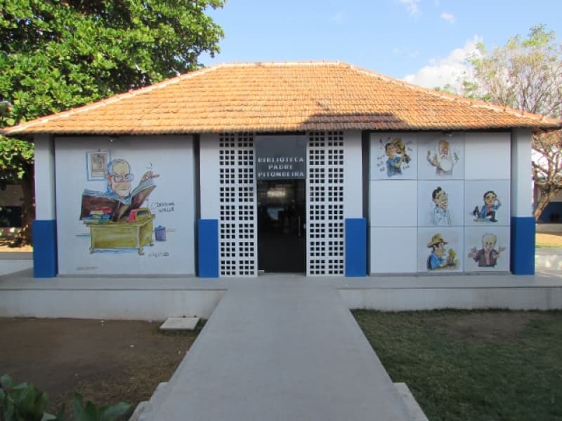 Biblioteca e espaços de estudo do colégio
