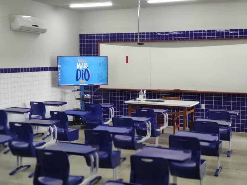Sala de aula do colégio com estrutura moderna