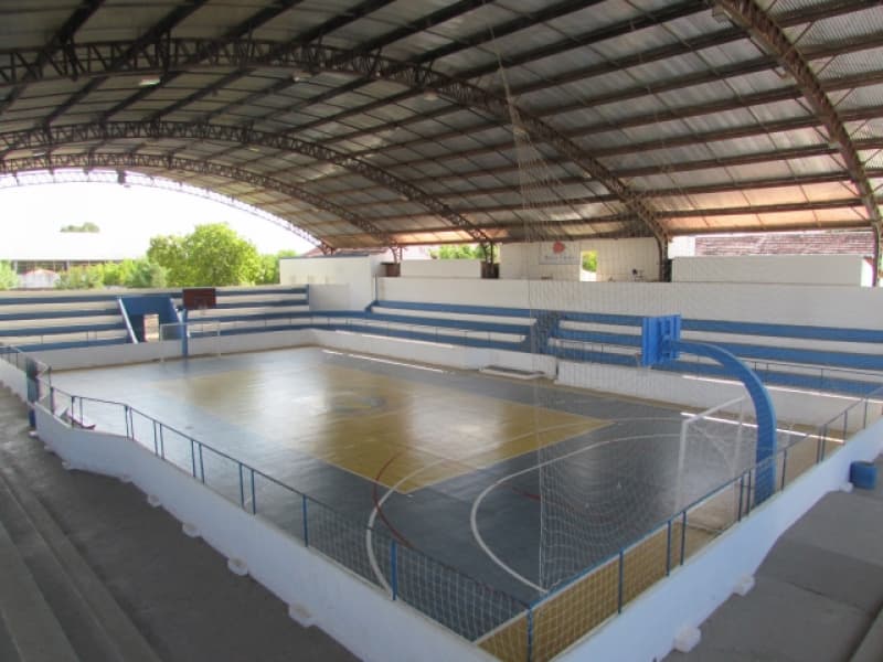 Quadra e espaços esportivos do colégio